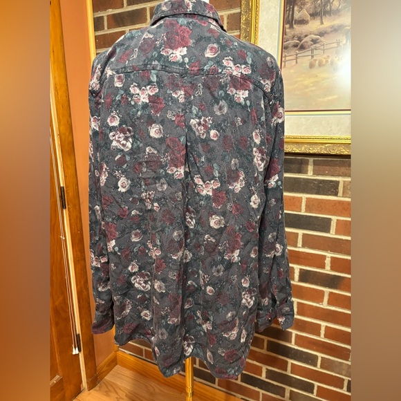 Rock Republic dark grey with floral design. V neck button up top size XL - Picture 3 of 10